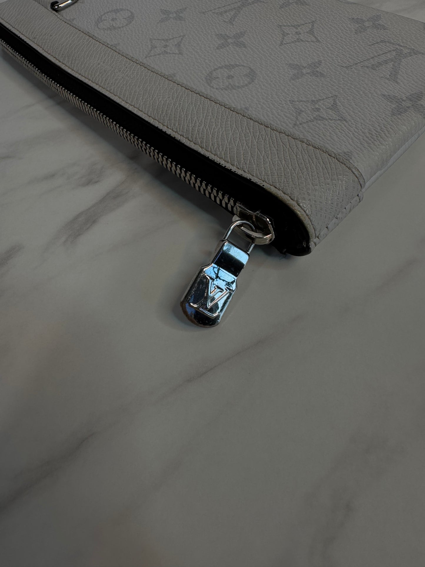 Louis Vuitton Discovery Optic White Taiga Pouchette