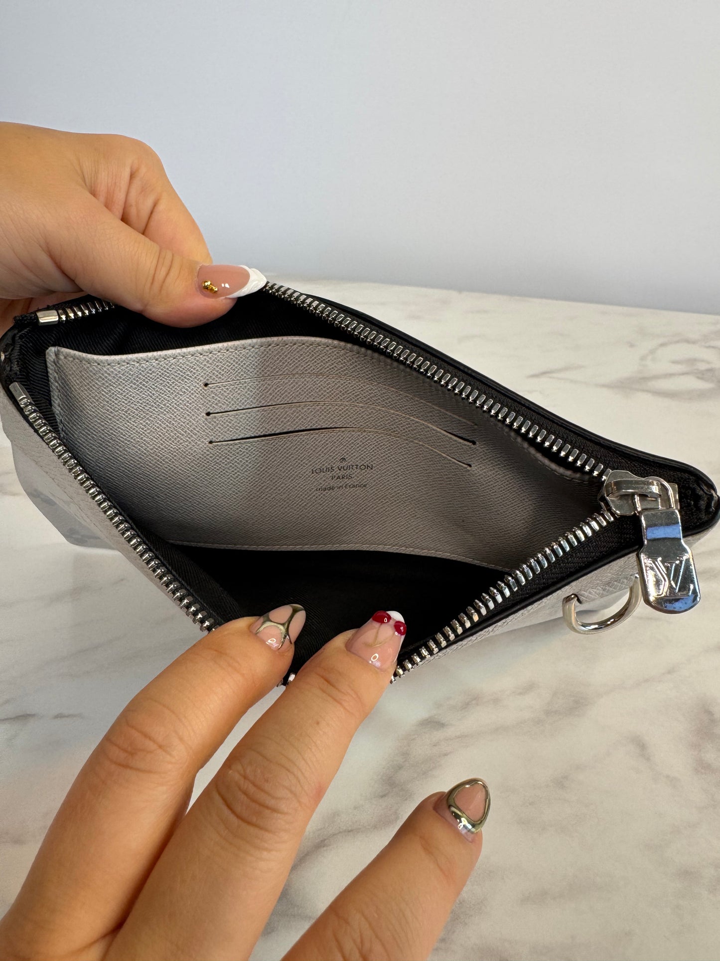 Louis Vuitton Discovery Optic White Taiga Pouchette