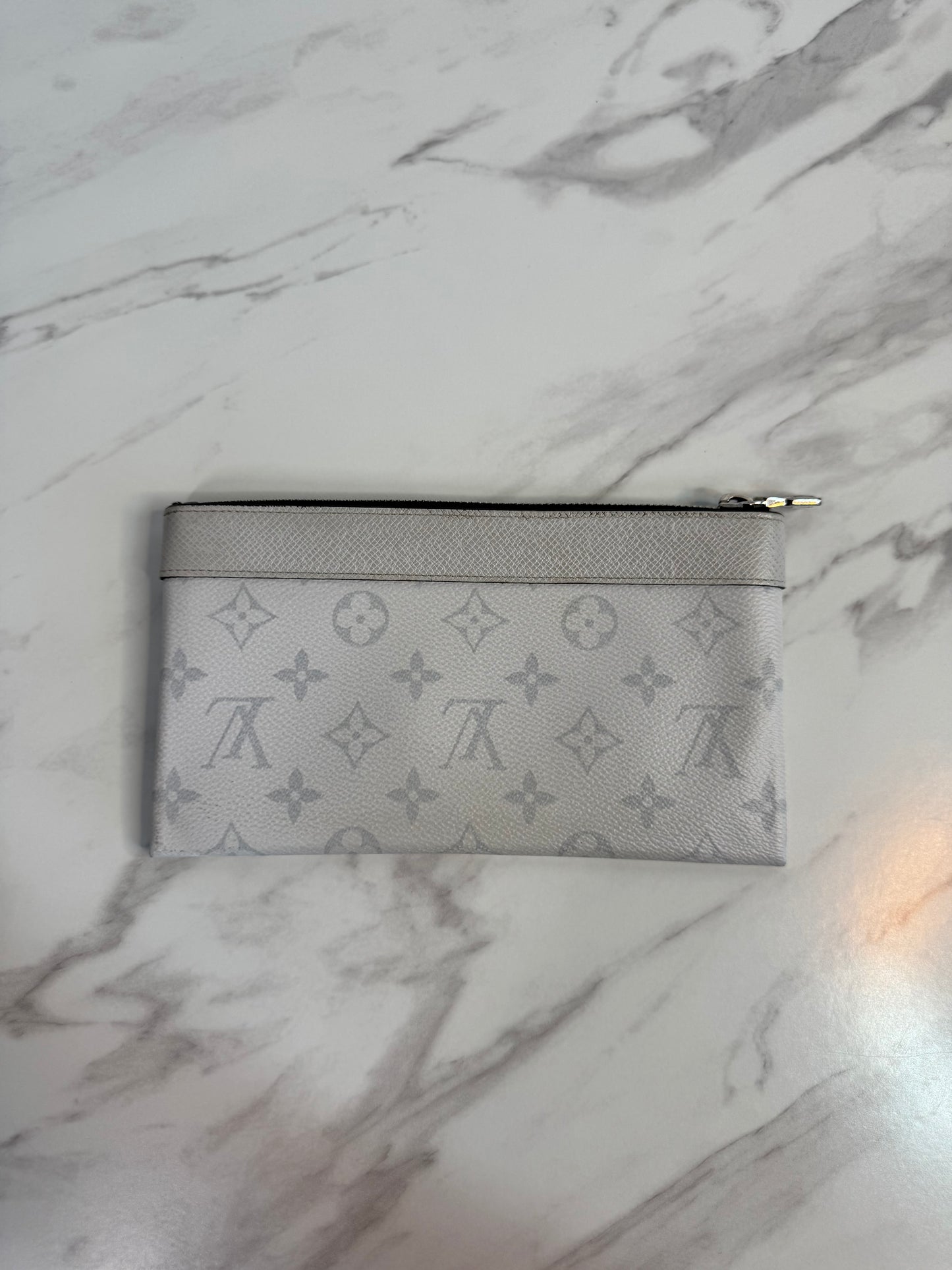 Louis Vuitton Discovery Optic White Taiga Pouchette
